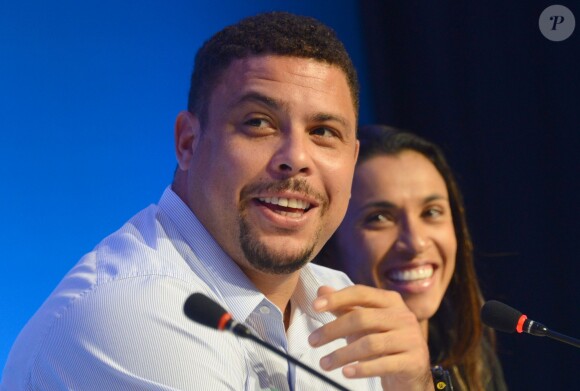 Les ambassadeurs de la Coupe du monde brésilienne, Ronaldo et Marta lors d'une conférence de presse à Costa do Sauipe, le 5 décembre 2013