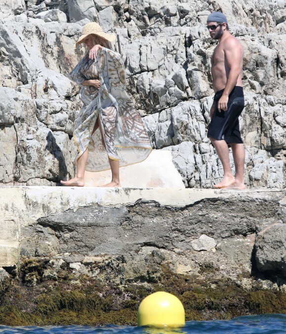 Pamela Anderson sur une plage de Cannes avec son mari Rick Salomon, le 14 mai 2014.