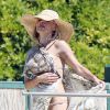 Pamela Anderson prend le soleil sur une plage de Cannes, le 14 mai 2014.