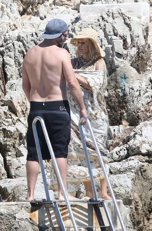 Pamela Anderson avec son mari Rick Salomon sur une plage de Cannes, le 14 mai 2014.
