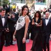 Kendall Jenner, habillée d'une robe (collection croisière 2014) et d'une pochette Chanel, de bijoux Chopard et de sandales Stuart Weitzman, monte les marches pour la cérémonie d'ouverture du 67e Festival de Cannes et la projection du film Grâce de Monaco. Cannes, le 14 mai 2014.