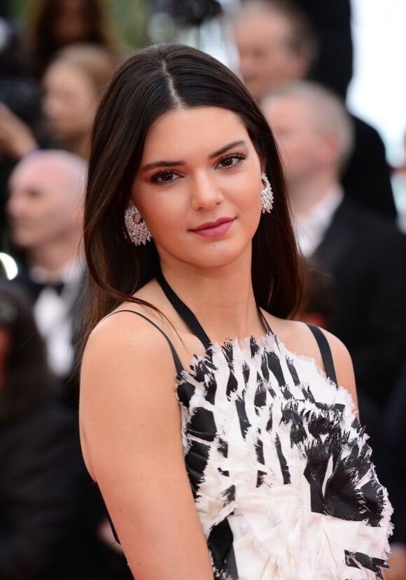 Kendall Jenner, radieuse sur le tapis rouge du Palais des Festivals, monte les marches pour la cérémonie d'ouverture du 67e Festival de Cannes et la projection du film Grâce de Monaco. Cannes, le 14 mai 2014.