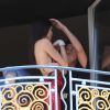 Kendall Jenner en plein shooting sur le balcon d'une suite de l'hôtel Martinez. Cannes, le 15 mai 2014.