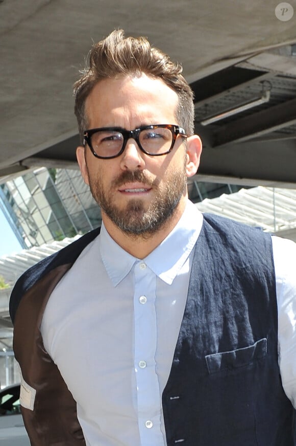 Ryan Reynolds arrive à l'aéroport de Nice pour assister au festival du film de Cannes, le 15 mai 2014.