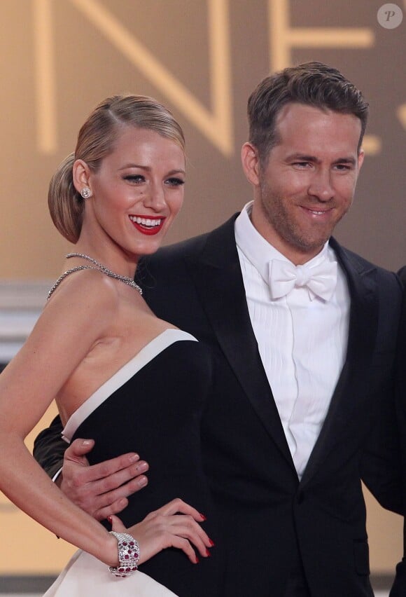 Blake Lively et son mari Ryan Reynolds, un couple fier et resplendissant pendant la montée des marches du film "Captives" lors du 67e Festival du film de Cannes, le 16 mai 2014.