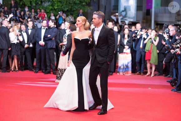 Blake Lively et son mari Ryan Reynolds posent à la montée des marches du film "Captives" lors du 67e Festival du film de Cannes, le 16 mai 2014.