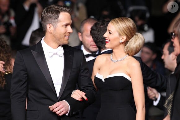 Blake Lively et son mari Ryan Reynolds radieux pendant la montée des marches du film "Captives" lors du 67e Festival du film de Cannes, le 16 mai 2014.