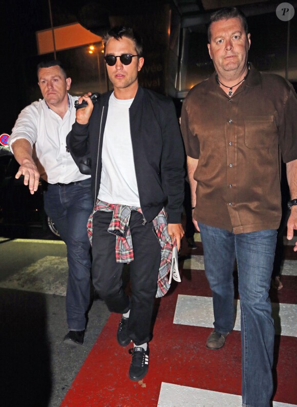 Robert Pattinson arrive à Nice le 16 mai 2014.