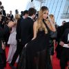 Nabilla Benattia lors de la montée des marches du Festival de Cannes le 18 mai 2014