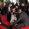 America Ferrara victime d'une attaque au Festival de Cannes, lors de la montée des marches pour Dragons 2 le 16 mai 2014. Le journaliste ukrainien de 26 ans, Vitalii Sediuk, déjà connu des services de police pour toucher des stars, a fait irruption pour saisir les chevilles d'America Ferrera, au nez et à la barbe des agents de sécurité, qui l'ont ensuite évacué sans ménagement.