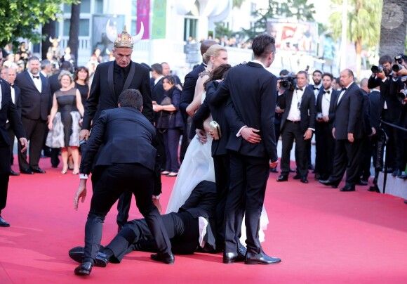 America Ferrara attaquée au Festival de Cannes, lors de la montée des marches pour Dragons 2 le 16 mai 2014. Le journaliste ukrainien de 26 ans, Vitalii Sediuk, déjà connu des services de police pour toucher des stars, a fait irruption pour saisir les chevilles d'America Ferrera, au nez et à la barbe des agents de sécurité, qui l'ont ensuite évacué sans ménagement.