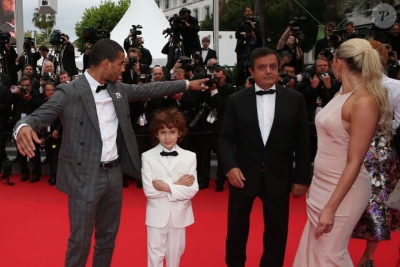 Brahim Zaibat, Edouard Nahum et Marion Bartol à la montée des marches de Foxcatcher à l'occasion du 67e Festival de Cannes, le 19 mai 2014.