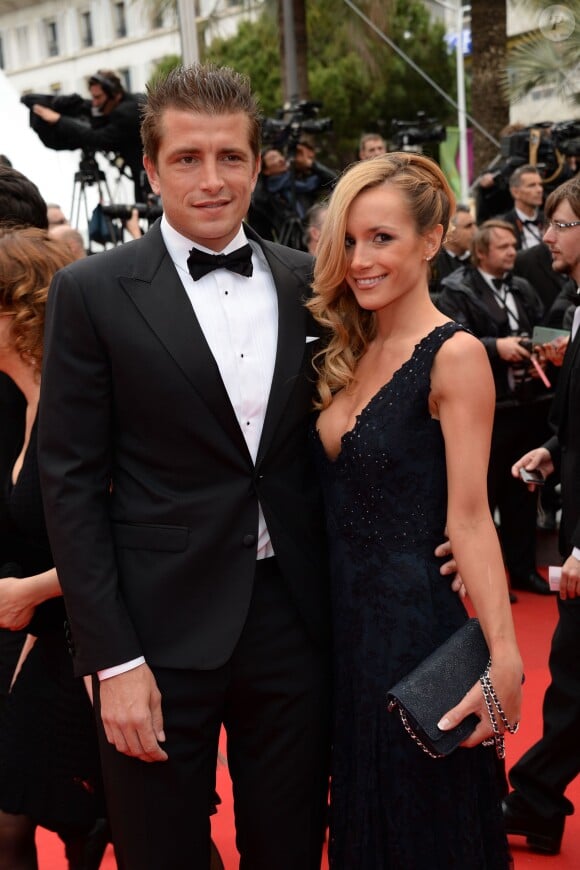 Cédric Carrasso et sa femme à la montée des marches de Foxcatcher, à l'occasion du 67e Festival de Cannes, le 19 mai 2014.