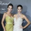 Adriana Lima et Alessandra Ambrosio, sexy, posent lors de la soirée Chopard organisée à l'aérodrome de Cannes-Mandelieu le 19 mai 2014