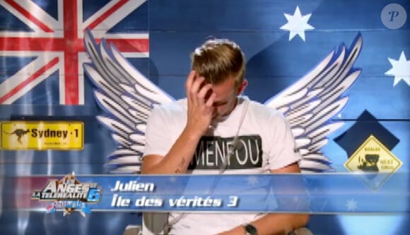 Julien le blond en larmes à l'idée de voir Linda quitter l'aventure - "Les Anges de la télé-réalité 6". Episode du 20 mai 2014.