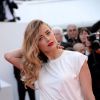 Amber Heard superbe et en solo à la montée des marches du film "Deux jours, une nuit" lors du 67e Festival du film de Cannes le 20 mai 2014.