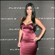  Kim Kardashian, alors starlette en devenir, prend la pose en novembre 2006 lors d'une soir&eacute;e &agrave; Hollywood 