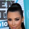 Kim Kardashian en 2010 ressemble fortement à sa mère, Kris, avec ses yeux tirés à l'extrême et le visage comme gonflé aux injections 