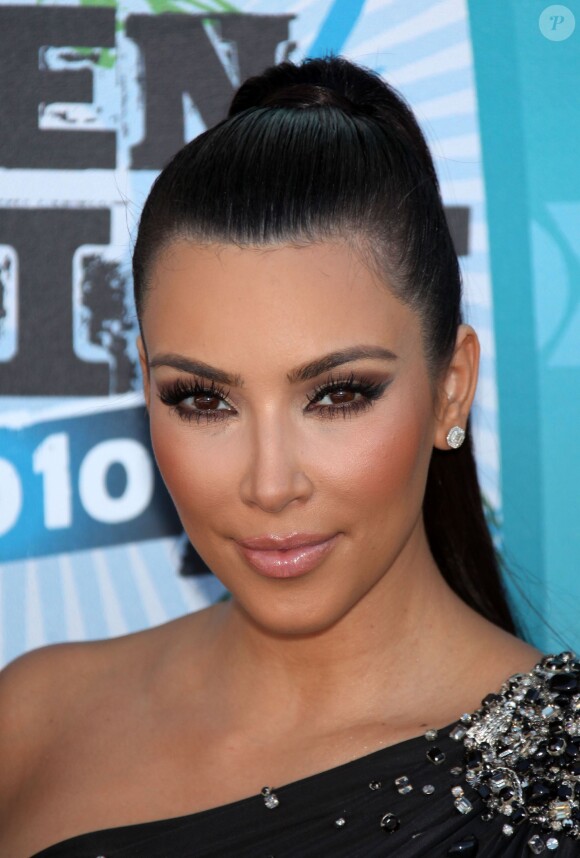 Kim Kardashian en 2010 ressemble fortement à sa mère, Kris, avec ses yeux tirés à l'extrême et le visage comme gonflé aux injections 