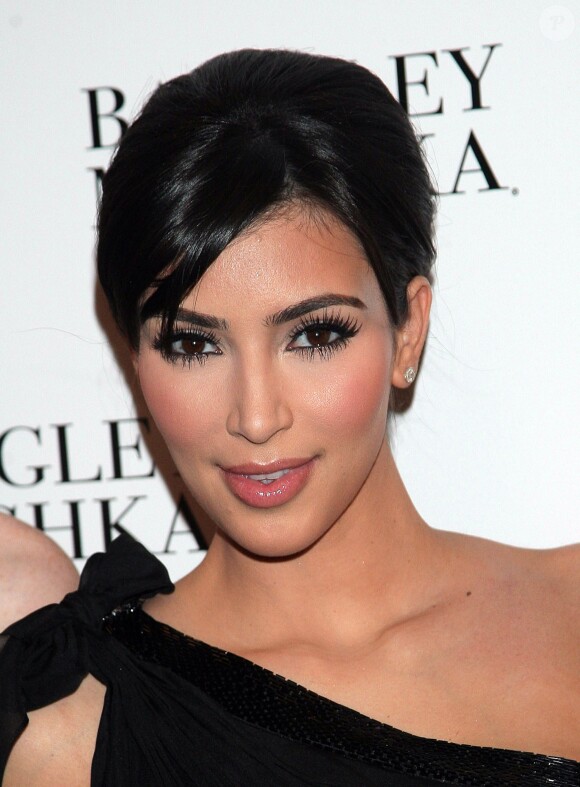 En 2009, Kim Kardashian est de toutes les soirées mondaines et affiche un visage encore plus ou moins naturel