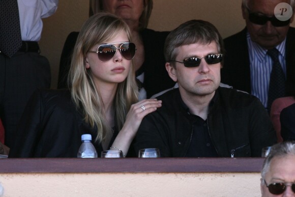 Dmitri Rybolovlev avec une amie lors d'un tournoi de tennis à Monte-Carlo le 21 avril 2012. 