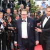 Helmut Berger vacillant pendant la montée des marches du film "Saint-Laurent" lors du 67e festival international du film de Cannes - 17 mai 2014