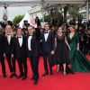 Helmut Berger avec l'équipe du film lors de la montée des marches du film "Saint-Laurent" lors du 67e festival international du film de Cannes - 17 mai 2014