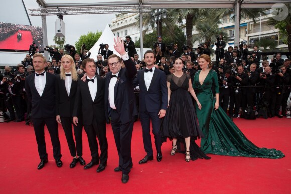 Helmut Berger avec l'équipe du film lors de la montée des marches du film "Saint-Laurent" lors du 67e festival international du film de Cannes - 17 mai 2014