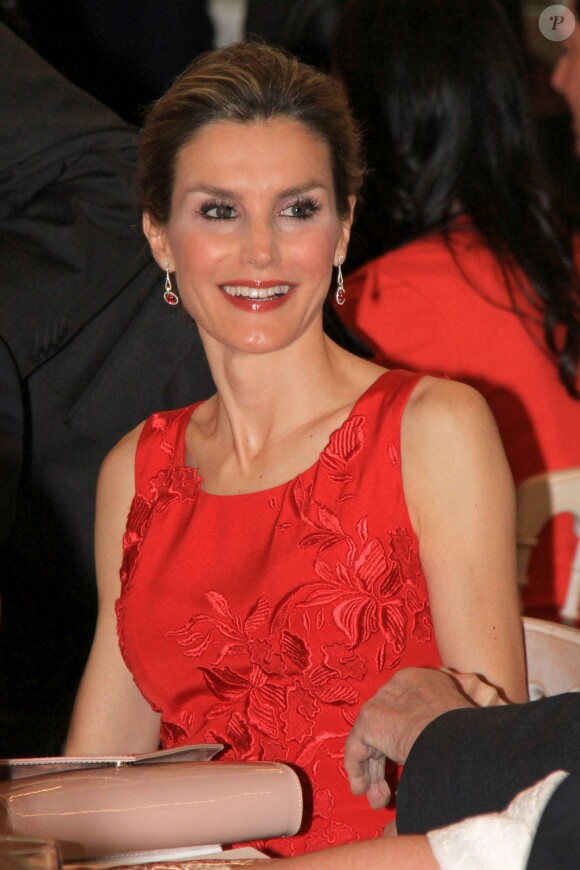 La princesse Letizia assiste à un dîner organisé par la Chambre de Commerce à Séville, en Espagne, le 20 mai 2014.