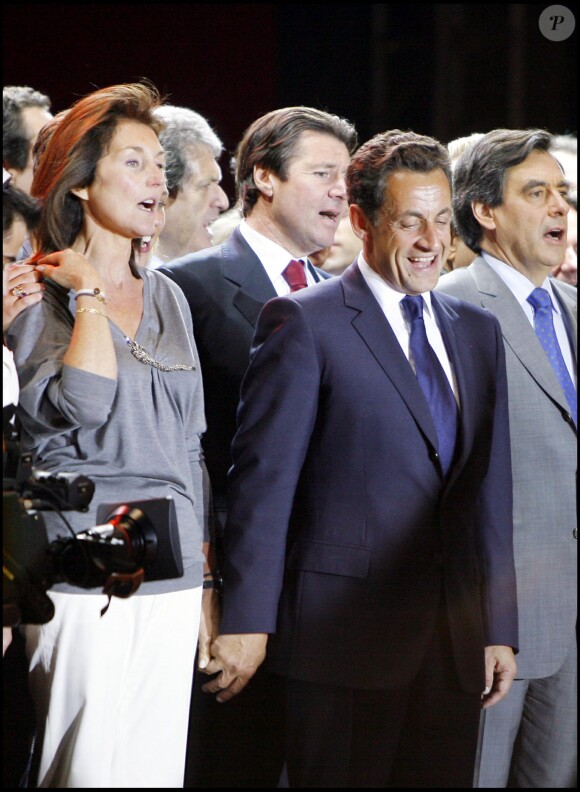 Le soir de la victoire de Nicolas Sarkozy, Cécilia Attias est encore à ses côtés pour les célébrations place de la Concorde, le 6 mai 2007.
