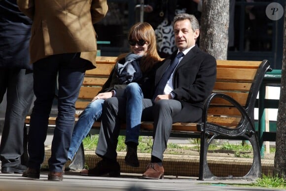 Nicolas Sarkozy et sa femme Carla Bruni se prélassent dans le 16e arrondissement de Paris, le 23 mars 2014.