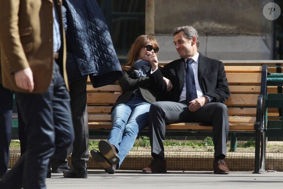 Nicolas Sarkozy et sa femme Carla Bruni se prélassent dans le 16e arrondissement de Paris, le 23 mars 2014.