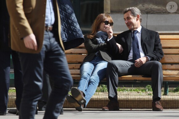 Nicolas Sarkozy et sa femme Carla Bruni se prélassent dans le 16e arrondissement de Paris, le 23 mars 2014.