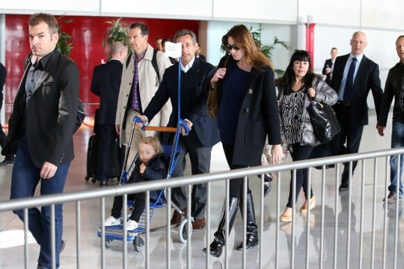 Arrivée de Nicolas Sarkozy, Carla-Bruni et de leur fille Giulia à l'aéroport de Roissy le 30 avril 2014 après la tournée américaine de la chanteuse.