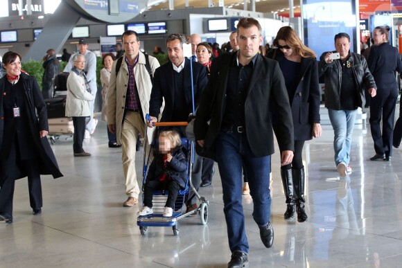 Arrivée de Nicolas Sarkozy, Carla-Bruni et de leur fille Giulia à l'aéroport de Roissy le 30 avril 2014 après la tournée américaine de la chanteuse.