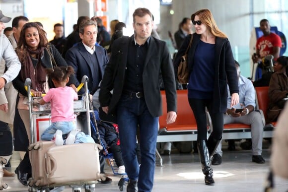 Arrivée de Nicolas Sarkozy, Carla-Bruni et de leur fille Giulia à l'aéroport de Roissy le 30 avril 2014 après la tournée américaine de la chanteuse.