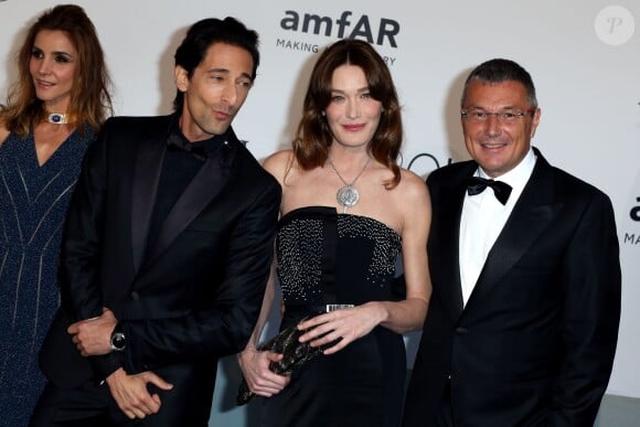Clotilde Courau, Adrien Brody, Carla Bruni-Sarkozy et Jean-Christophe Babin (Bulgari) au gala Cinema Against Aids de l'amfAR en marge du Festival de Cannes, le 22 mai 2014 à Antibes.