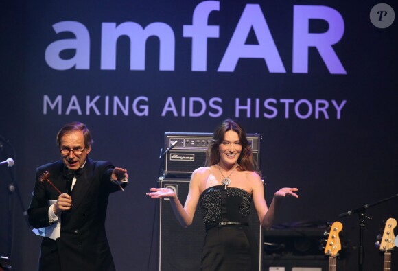 Carla Bruni-Sarkozy a permis de lever 400 000 euros pour un collier Bulgari durant la vente aux enchères du gala Cinema Against Aids de l'amfAR en marge du Festival de Cannes, le 22 mai 2014 à Antibes.