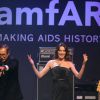 Carla Bruni-Sarkozy a permis de lever 400 000 euros pour un collier Bulgari durant la vente aux enchères du gala Cinema Against Aids de l'amfAR en marge du Festival de Cannes, le 22 mai 2014 à Antibes.