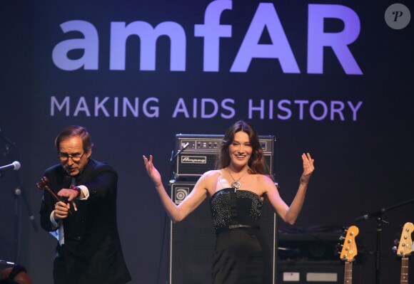Carla Bruni-Sarkozy a permis de lever 400 000 euros pour un collier Bulgari durant la vente aux enchères du gala Cinema Against Aids de l'amfAR en marge du Festival de Cannes, le 22 mai 2014 à Antibes.