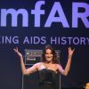 Carla Bruni-Sarkozy a permis de lever 400 000 euros pour un collier Bulgari durant la vente aux enchères du gala Cinema Against Aids de l'amfAR en marge du Festival de Cannes, le 22 mai 2014 à Antibes.