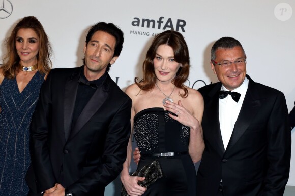 Adrien Brody, Carla Bruni-Sarkozy, Jean-Christophe Babin (Bulgari) au gala Cinema Against Aids de l'amfAR en marge du Festival de Cannes, le 22 mai 2014 à Antibes.