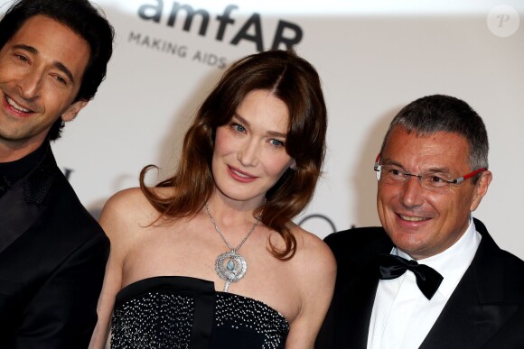Adrien Brody, Carla Bruni-Sarkozy et Jean-Christophe Babin au gala Cinema Against Aids de l'amfAR en marge du Festival de Cannes, le 22 mai 2014 à Antibes.
