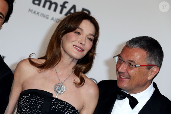 Carla Bruni-Sarkozy et Jean-Christophe Babin au gala Cinema Against Aids de l'amfAR en marge du Festival de Cannes, le 22 mai 2014 à Antibes.