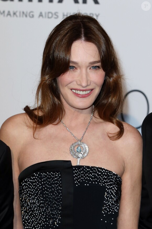 Carla Bruni-Sarkozy au gala Cinema Against Aids de l'amfAR en marge du Festival de Cannes, le 22 mai 2014 à Antibes.