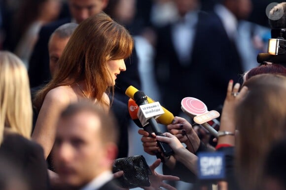 Carla Bruni-Sarkozy au gala Cinema Against Aids de l'amfAR en marge du Festival de Cannes, le 22 mai 2014 à Antibes.
