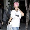 Rihanna quitte le restaurant Mastro's Steakhouse à Beverly Hills, habillée d'un t-shirt Joyrich, d'un jean Citizens of Humanity et de sandales Manolo Blahnik. Le 19 mai 2014.