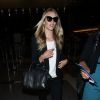 Rosie Huntington-Whiteley arrive à l'aéroport de LAX à Los Angeles, habillée d'une veste Balmain, d'un sac Givenchy (modèle Lucrezia) et de bottines en python Saint Laurent. Le 17 mai 2014.