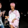 Rihanna, de sortie pour dîner à Los Angeles, porte un maillot Joyrich assorti à sa perruque, un mini-short blanc et des sandales Chanel. Le 22 mai 2014.