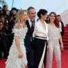 Chloë Grace Moretz et Kristen Stewart (tenue et bijoux Chanel) entourant Olivier Assayas et Juliette Binoche à la montée des marches du film "Sils Maria" lors du 67e Festival du film de Cannes le 23 mai 2014.